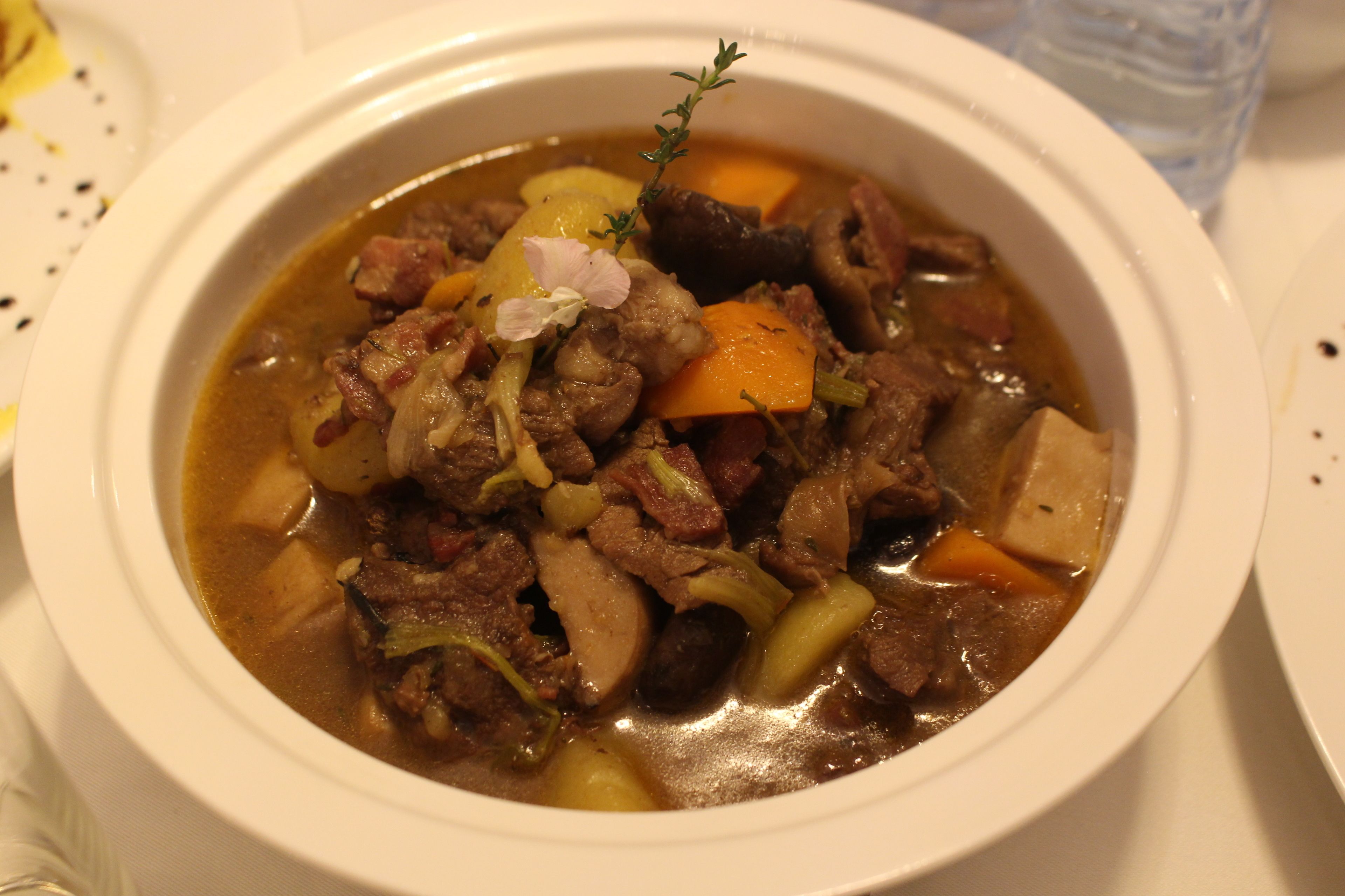 Un bol de ragoût contenant divers légumes et de la viande.