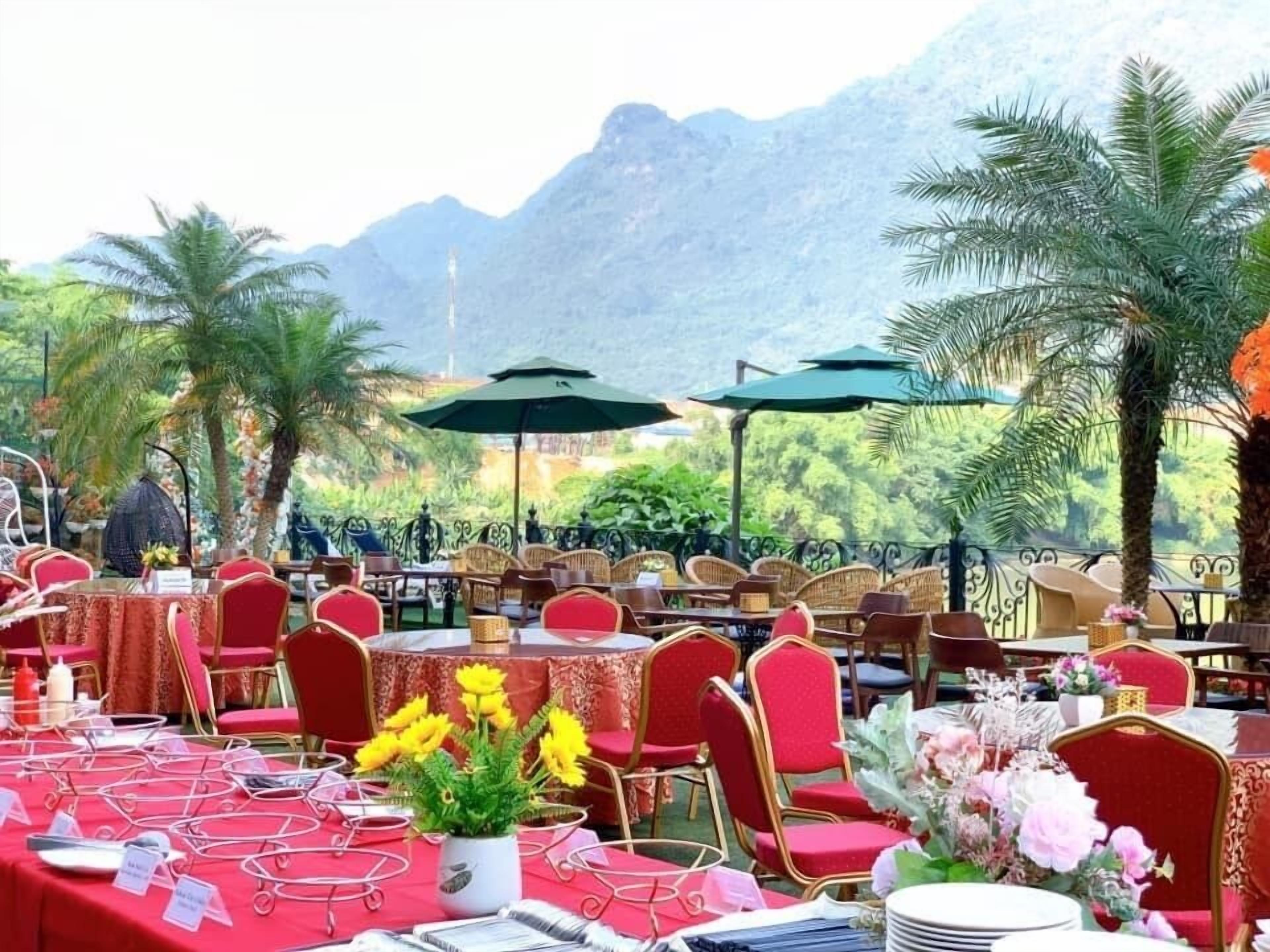 Breakfast, lunch, dinner served; local and international cuisine 