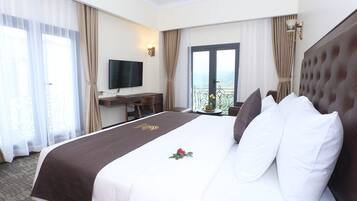 Minibar, brankas, meja kerja, dan tirai kedap cahaya