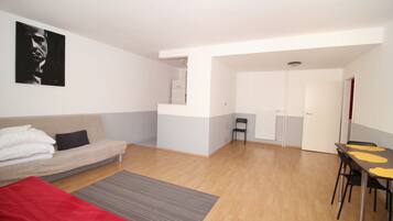 Apartment | Wohnbereich | Flachbildfernseher