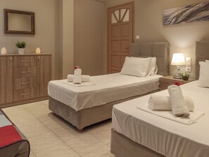 Junior Apartment | Soundproofing, cribs (free), WiFi (free), bed sheets - Chrissomallis Apartments (Skiathos)