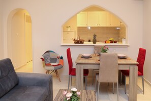 Departamento Confort, vista al mar | Área de sala de estar | Televisión de pantalla plana 