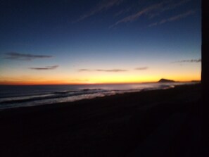 En la playa, sillas reclinables de playa, toallas de playa