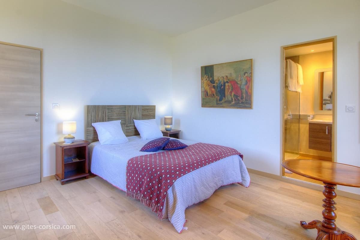 Kamar Double Grand, 1 Tempat Tidur Queen, pemandangan gunung | Didekorasi berbeda-beda dan dilengkapi dengan perabotan berbeda-beda