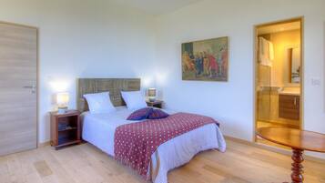 Grand Double Room, 1 Queen Bed, Mountain View