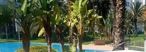 3 piscine all'aperto, ombrelloni da piscina, lettini
