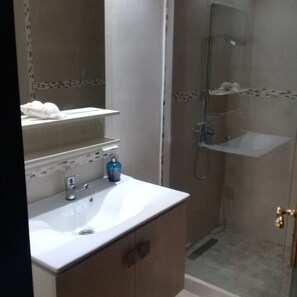 Căn hộ dành cho gia đình | Phòng tắm | Buồng tắm vòi sen, vòi sen phun mưa, đồ dùng nhà tắm miễn phí 