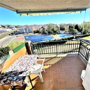 Outdoor dining - CALAFELL 5 BEACH WITH: POOL, BEACH, PARKING, SUPERMARKETS / MAC-DONALS (Calafell)