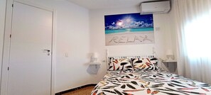 2 bedrooms, in-room safe, desk, iron/ironing board - CALAFELL 5 BEACH WITH: POOL, BEACH, PARKING, SUPERMARKETS / MAC-DONALS (Calafell)