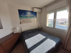 2 bedrooms, in-room safe, desk, iron/ironing board - CALAFELL 5 BEACH WITH: POOL, BEACH, PARKING, SUPERMARKETS / MAC-DONALS (Calafell)