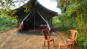 Tenda Premier, 1 kamar tidur (with Safari) | 1 kamar tidur, tempat tidur lipat/tambahan, dan seprai linen