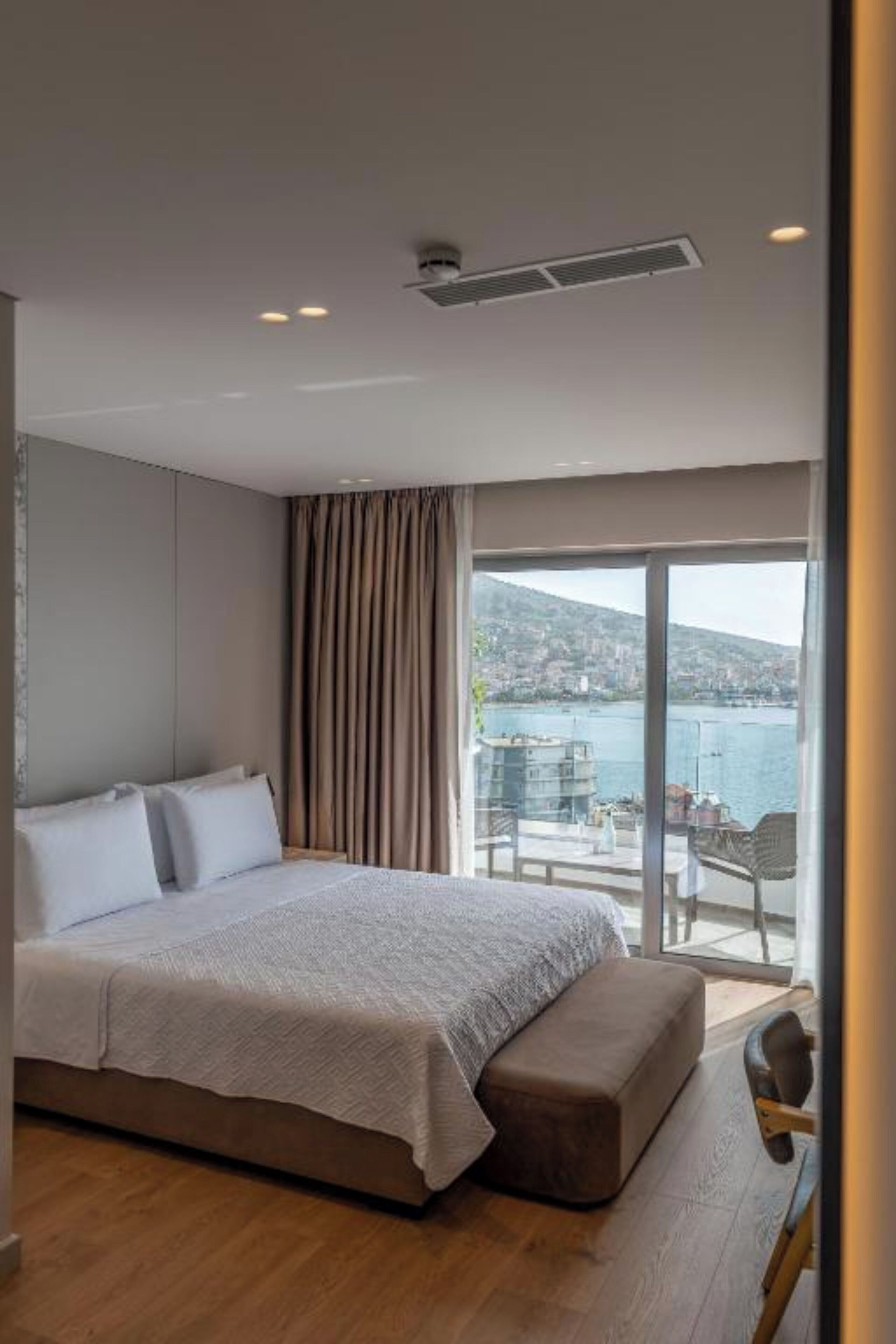 Suite junior, vistas al mar | Tabla de planchar con plancha, wifi gratis, ropa de cama