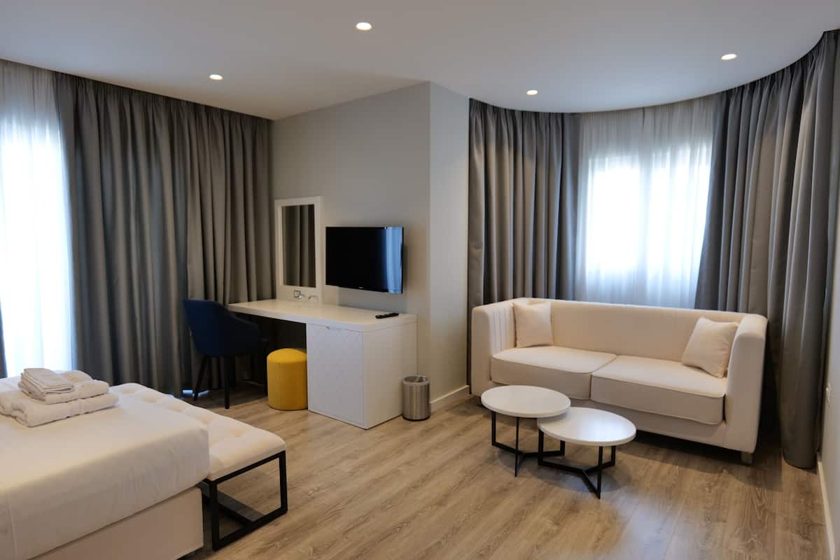 Suite, Balcony | 1 bedroom, iron/ironing board, free WiFi, bed sheets