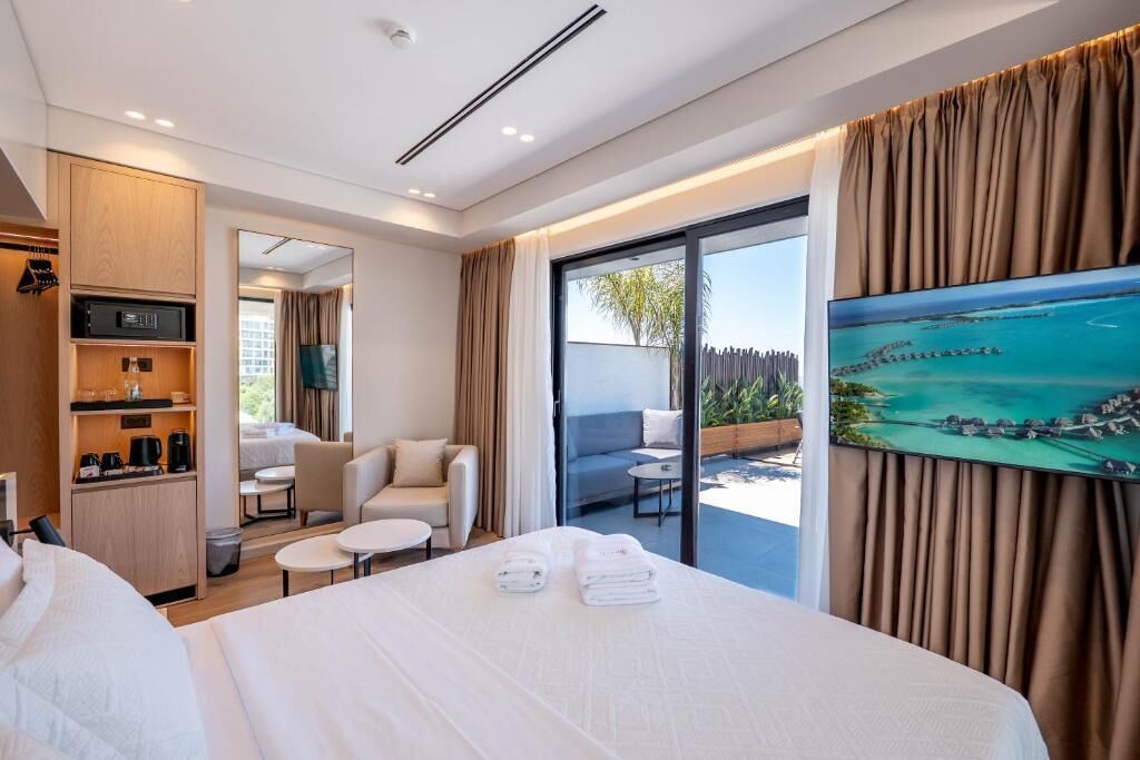 Luxury Room | Iron/ironing board, free WiFi, bed sheets