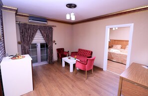 Studio Suite Deluks | Area keluarga | TV LCD