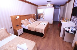 Habitació triple Deluxe | 1 dormitori, llençols de cotó egipci i roba de llit d'alta qualitat 