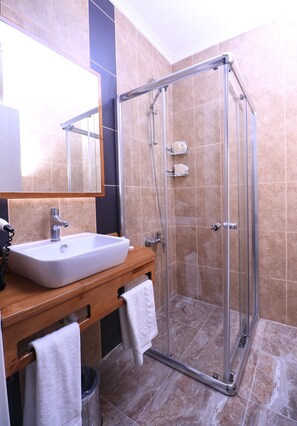 Duschwanne, Regendusche, kostenlose Toilettenartikel, Haartrockner