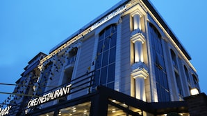 Un edificio con un letrero que dice "Cafe/Restaurante" y "Val City Center".