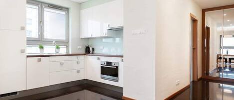 Fridge, oven, stovetop, dishwasher
