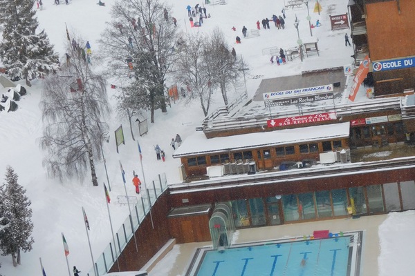 Een buitenzwembad en een verwarmd zwembad