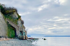 على الشاطئ، كراسي للتشمس، مناشف للشاطئ