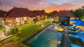 Utomhuspool, öppet 07.00 till 19.00, parasoller och solstolar