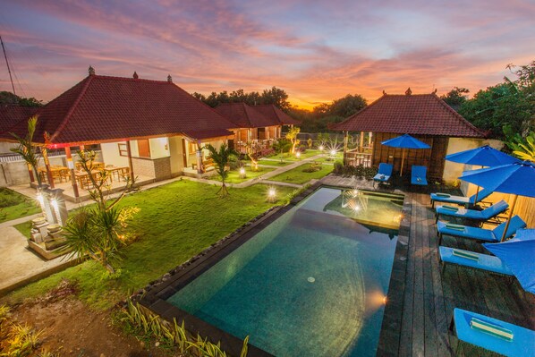 Outdoor pool, open 7:00 AM to 7:00 PM, pool umbrellas, pool loungers - The Parnas (Lembongan Island)