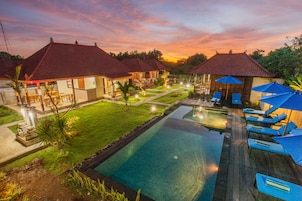 Una piscina al aire libre, sombrillas, sillones reclinables de piscina