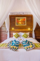 Ropa de cama de alta calidad y caja de seguridad en la habitación