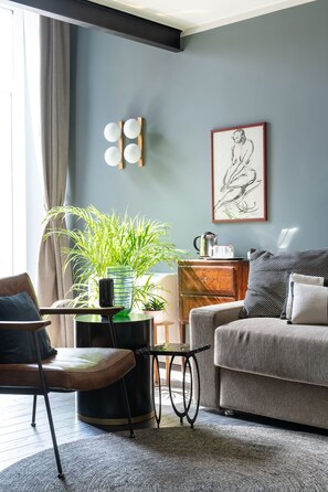 全景套房, 1 间卧室, 阳台, 城市景观 | 起居区 | 平板电视