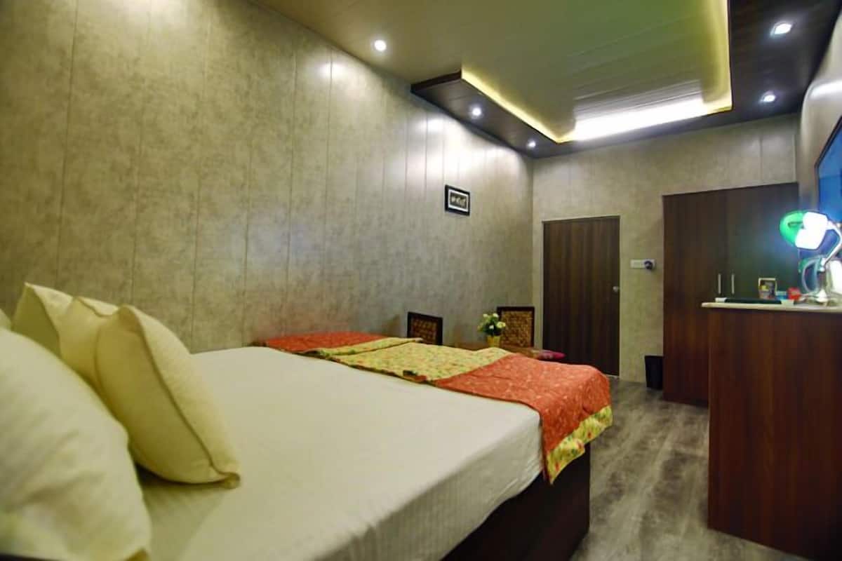 Blackout curtains, soundproofing, iron/ironing board, free WiFi