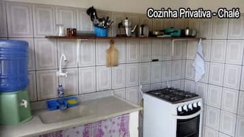 Chalet Familial, plusieurs lits, non-fumeurs | Cuisine privée | Réfrigérateur, batterie de cuisine, vaisselle et ustensiles
