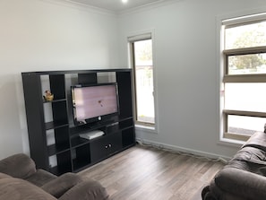 Télévision, lecteur de DVD, table de tennis de table, livres