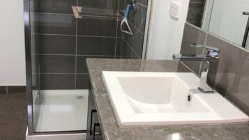 Combined shower/bathtub, towels, shampoo, toilet paper