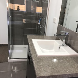 Combined shower/bathtub, towels, shampoo, toilet paper - Serenity 9 - Whole House (Pakenham)