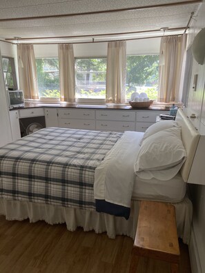 2 slaapkamers, een bureau, een strijkplank/strijkijzer, gratis wifi