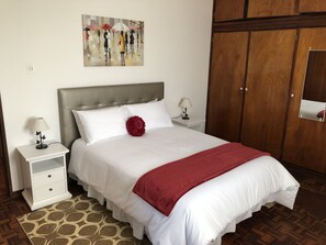 3 bedrooms, iron/ironing board, WiFi, bed sheets