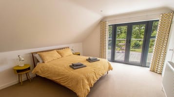 6 bedrooms, desk, iron/ironing board, free WiFi