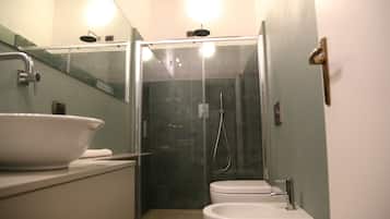 Doccia, asciugacapelli, bidet, asciugamani