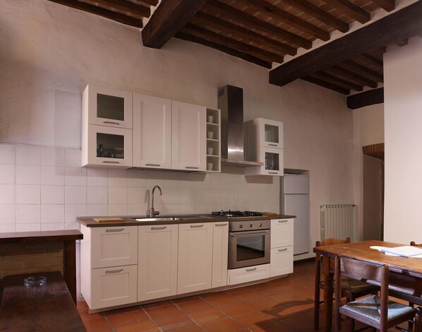 Frigorifero, forno, piano cottura, macchina per tè/caffè