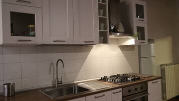 Frigorifero, forno, piano cottura, macchina per tè/caffè