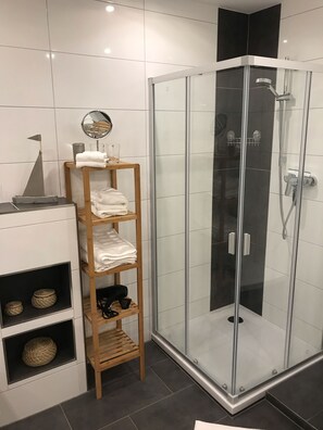 Badewanne, Haartrockner, Handtücher, Seife