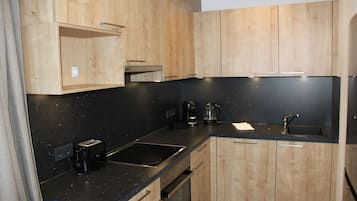 Dishwasher, coffee/tea maker, toaster, cookware/dishes/utensils