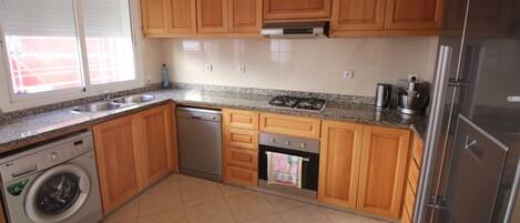 Micro-ondes, lave-vaisselle, cafetière/bouilloire