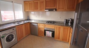 Mikrobølgeovn, oppvaskmaskin, kaffetrakter/tekoker og kjøkkenutstyr