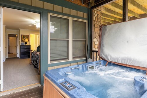 Sleeping Bear Condo - Downtown Helen, GA