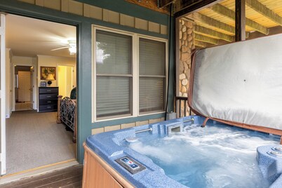 Sleeping Bear Condo - Downtown Helen, GA