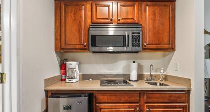 Sleeping Bear Condo - Downtown Helen, GA