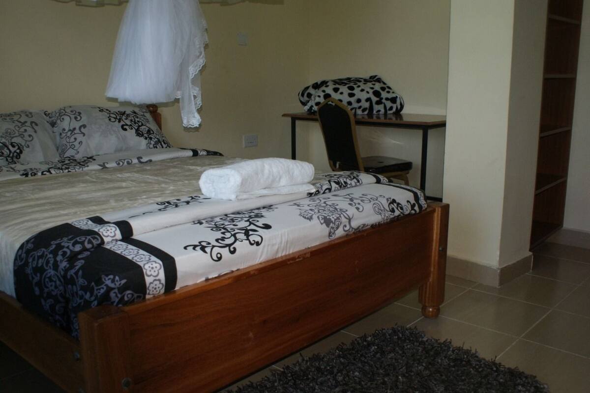 Habitación estándar | Ropa de cama de alta calidad, escritorio, wifi gratis y ropa de cama