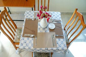 Phục vụ bữa sáng, bữa trưa, bữa tối, món địa phương và quốc tế